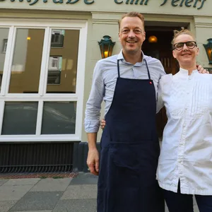 Die neuen Pächter stehen vor dem Weinlokal „Zur Traube“: Sommelier Kristian Haas und Köchin Theres Neuhaus.