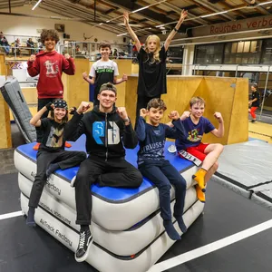 „Die Halle“ hat beim Stadtteilpreis 2022 gewonnen. Trainer Nikita Klimenko (24) und die Kids freuten sich über die Matten, die der Verein mit den 10.000 Euro finanzieren konnte.