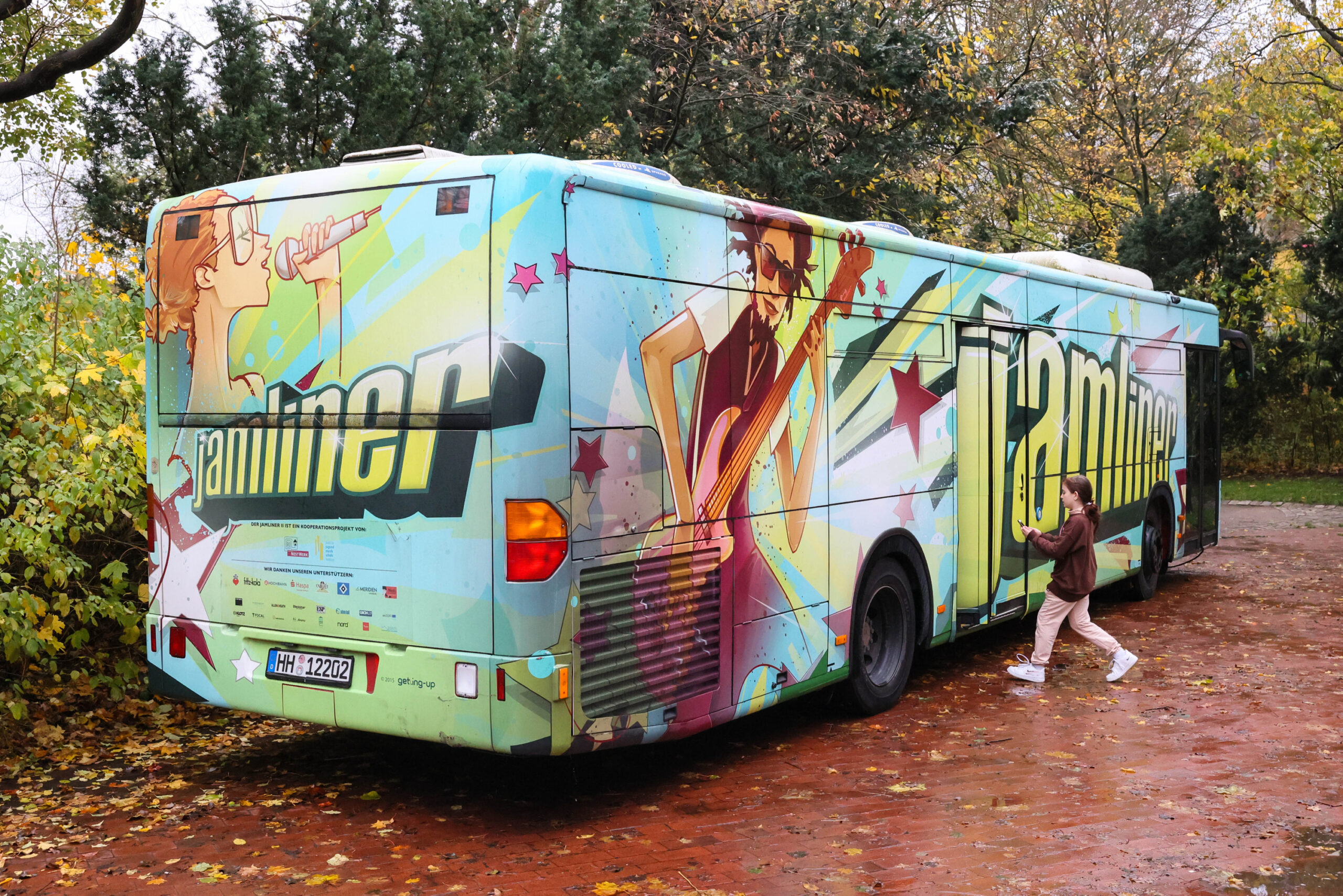 Der umgebaute HVV-Bus mit dem Namen „Jamliner“ von außen.