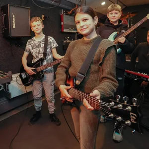 Sea (10), Jayden (12), Ioana (11), Arvid (11) und „Jamliner“-Koordinator Matthias Möller-Titel mit ihren Instrumenten im Proberaum.