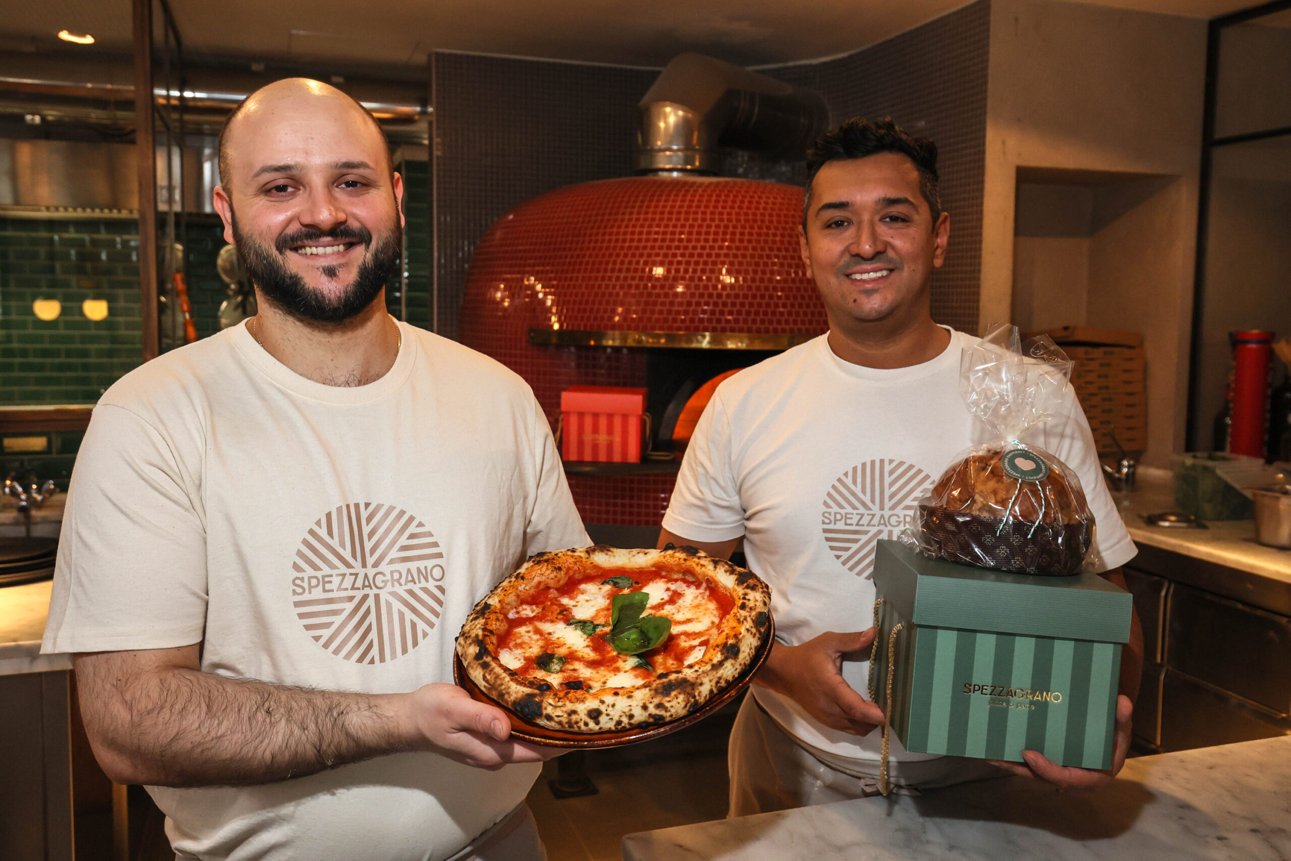 Daniel Sadirov (l.) und Martin Sadirov aus dem „Spezzagrano“ mit Pizza und Panettone