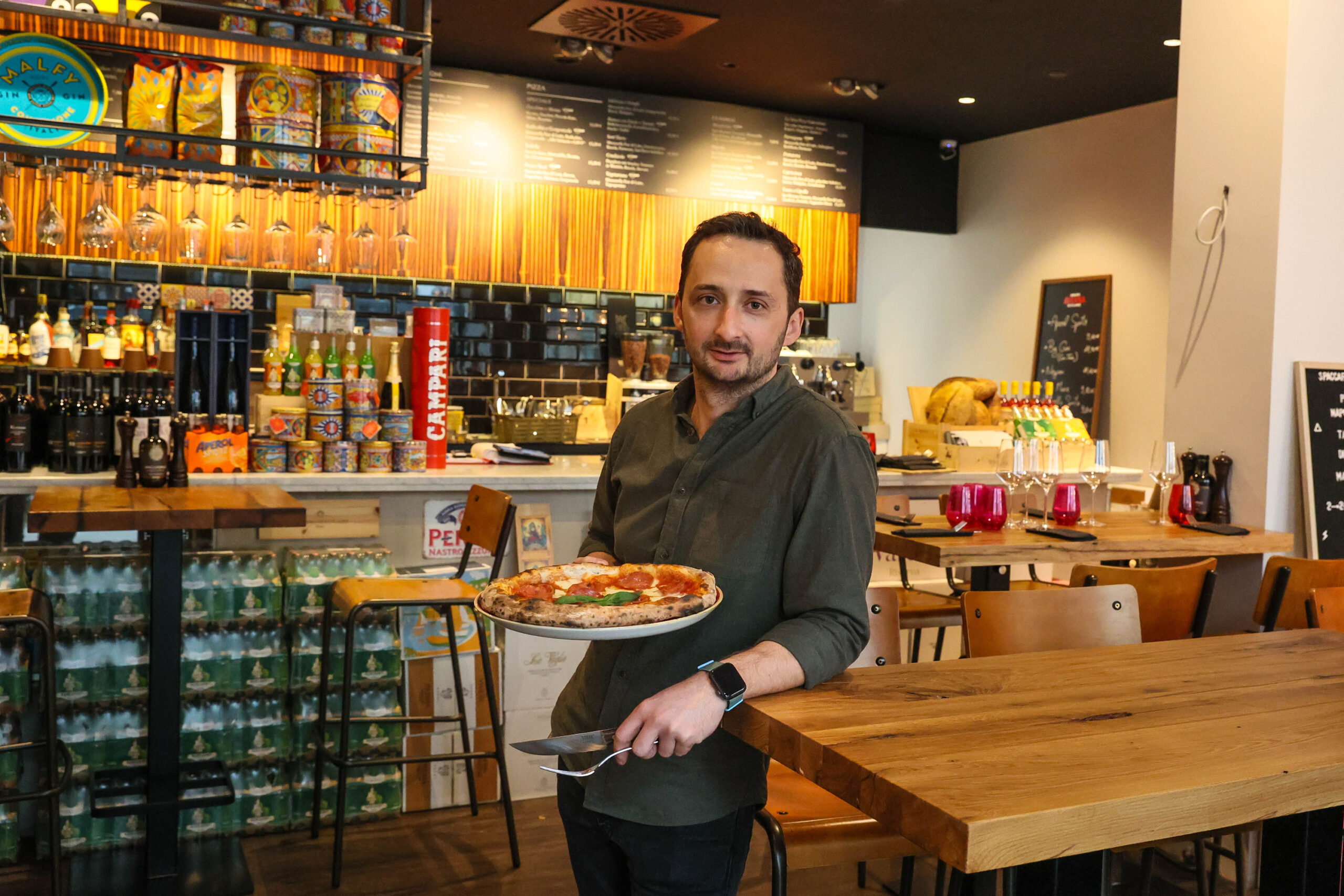 Cosmin Butiulca („Spaccaforno“) präsentiert eine Pizza Salame Felino.
