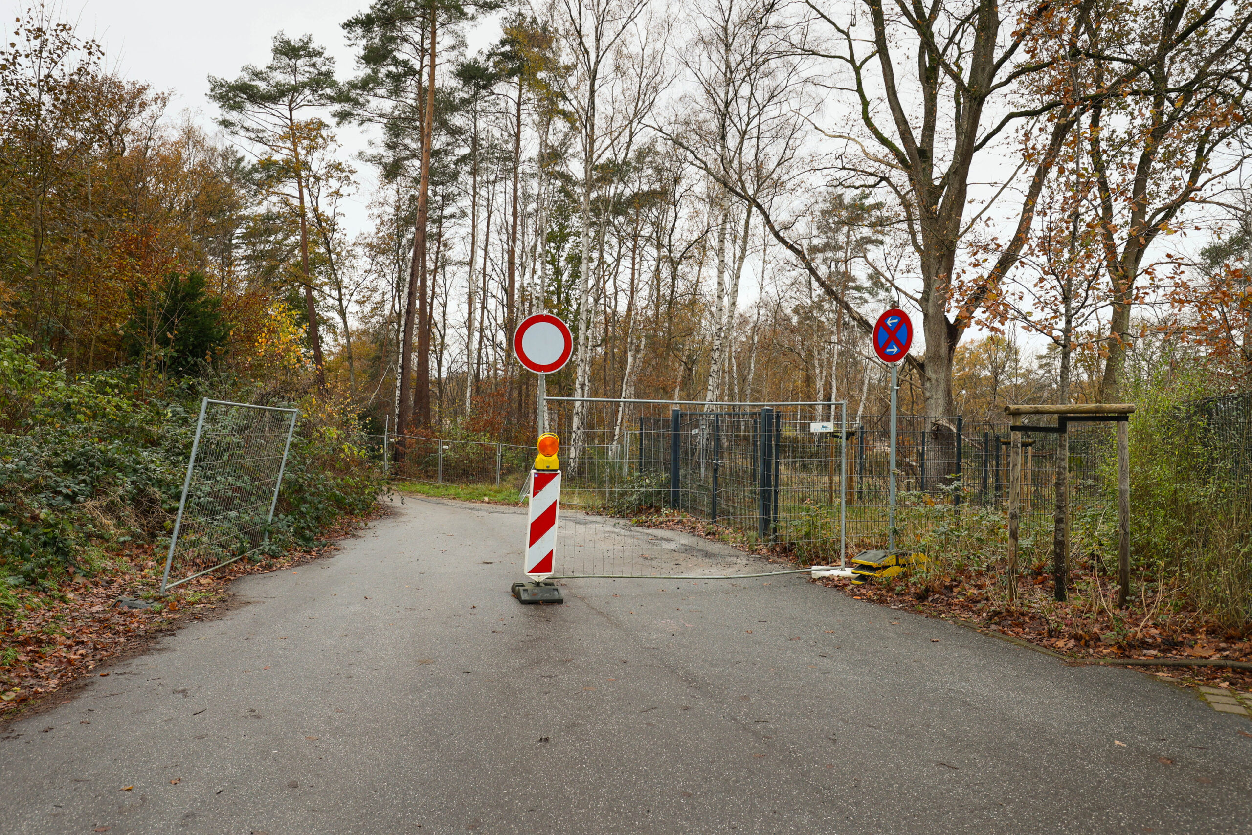Das Baugelände des zukünftigen Quartier Suurheid in Rissen ist mit Bauzäunen mehr oder weniger abgesperrt.
