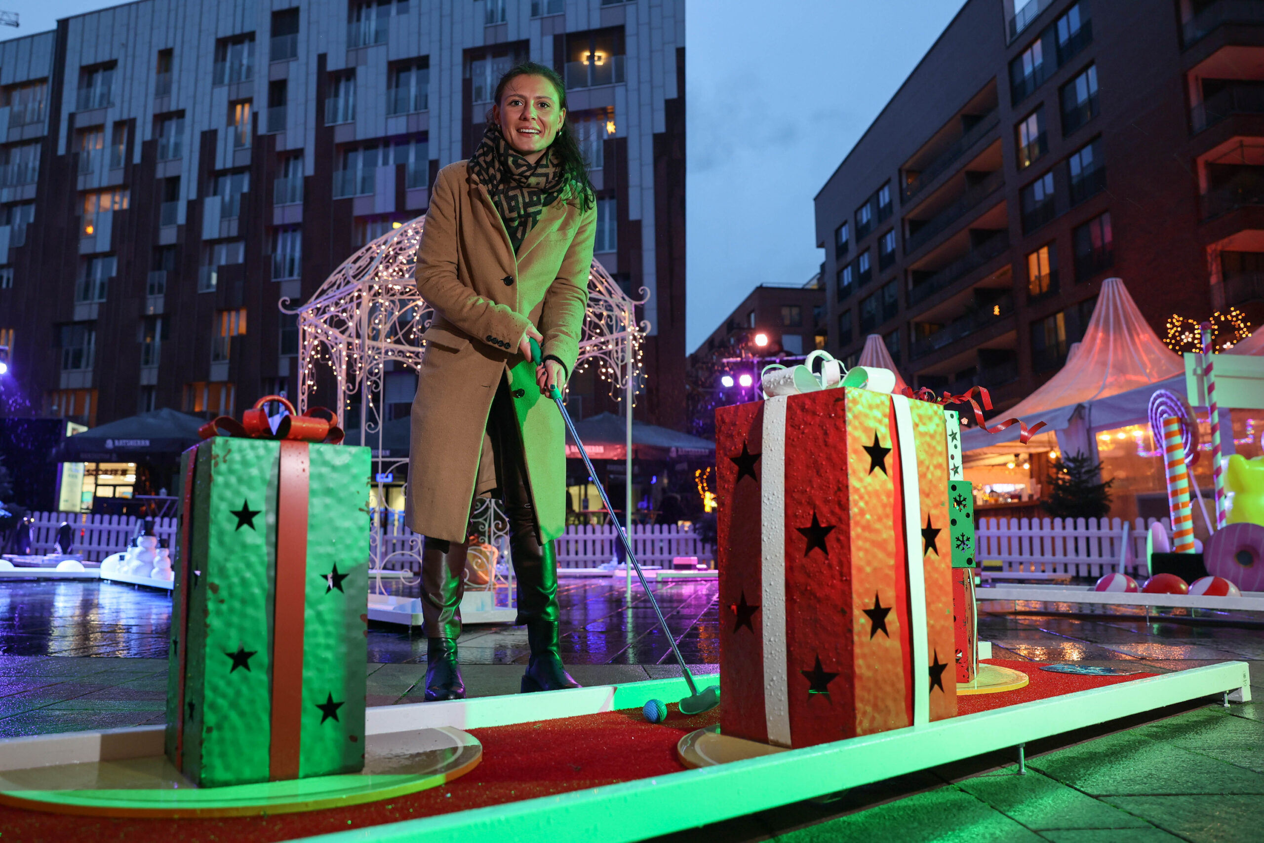 In diesem Jahr gibt's auf dem Marktplatz des Überseeboulevards Wintergolfen statt Schlittschuhlaufen. MOPO-Reporterin Lisa Krüll hat es ausprobiert.