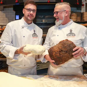 Jochen Gaues (r.) hat der MOPO seinen potenziellen Nachfolger präsentiert: „Er ist ein sensationeller Bäcker“, sagt er.