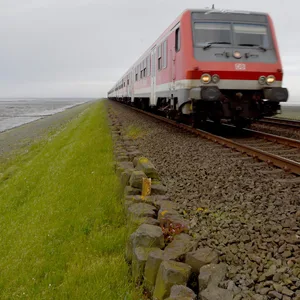 Ein Zug fährt über den Hindenburgdamm zwischen Sylt und Niebüll.