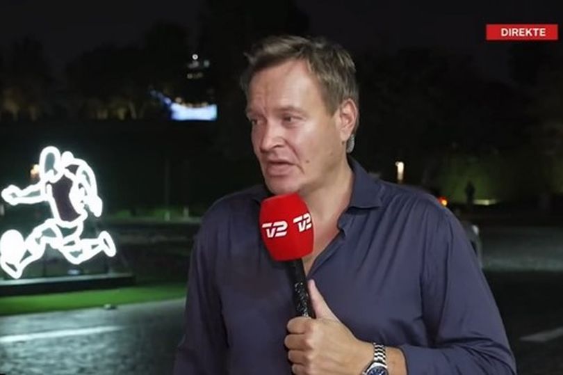 Rasmus Tantholdt am Mikrofon für TV2.