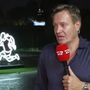 Rasmus Tantholdt am Mikrofon für TV2.