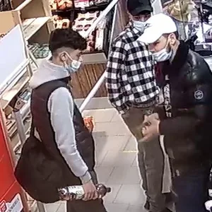 Supermsrkt Angestellen in Hamburg niedergestochen - wer kennt diese Männer