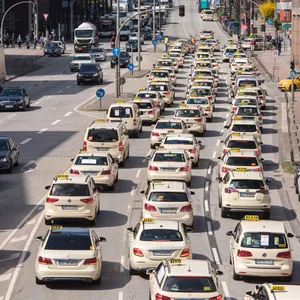 350 E-Taxis fahren durch die Hansestadt. Bald sollen es noch mehr werden.