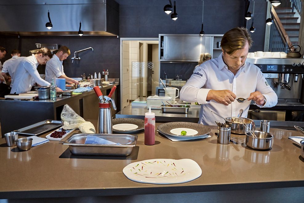 Gäste schätzen vor allem seine Kreativität beim Kochen: Kevin Fehling mit seinem Küchenteam