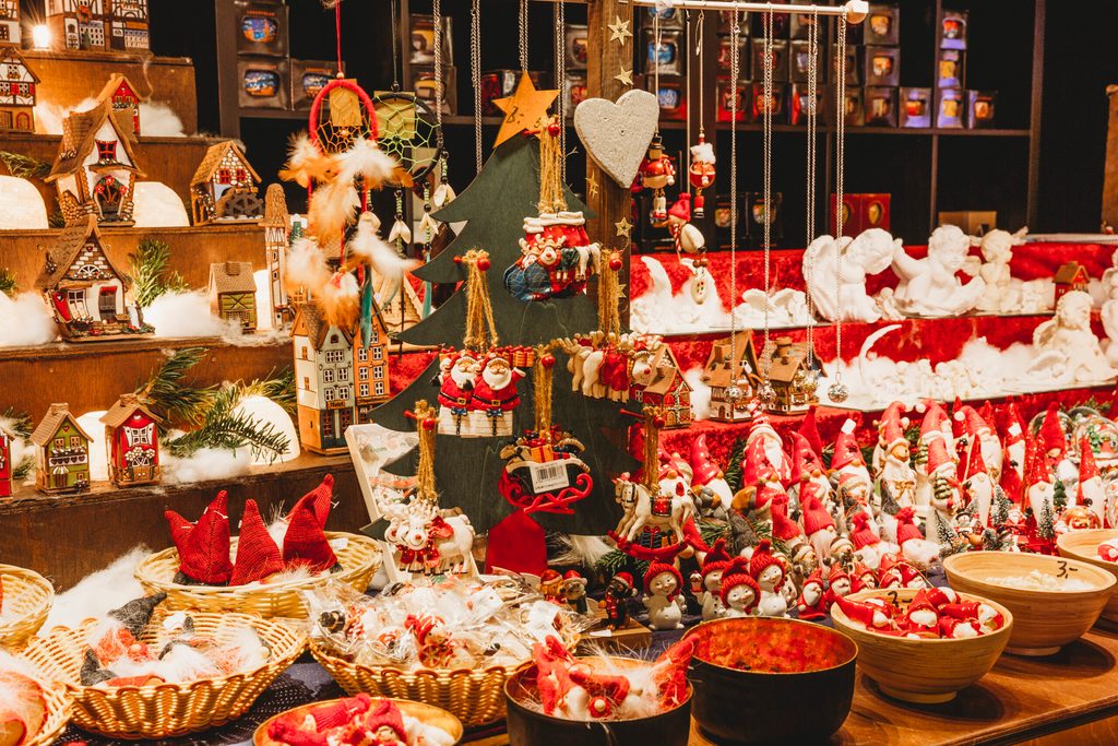 Weihnachtsschmuck in einer Bude auf dem Gänsemarkt
