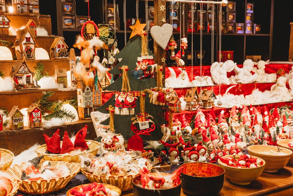 Weihnachtsschmuck in einer Bude auf dem Gänsemarkt