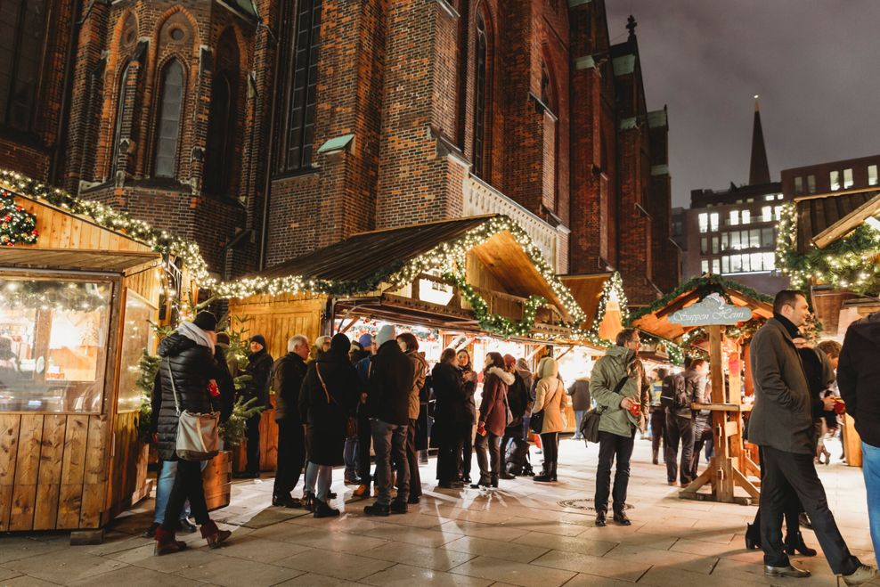 Der Weihnachtsmarkt an der St. Petri Kirche, der ältesten noch bestehenden Kirche Hamburgs