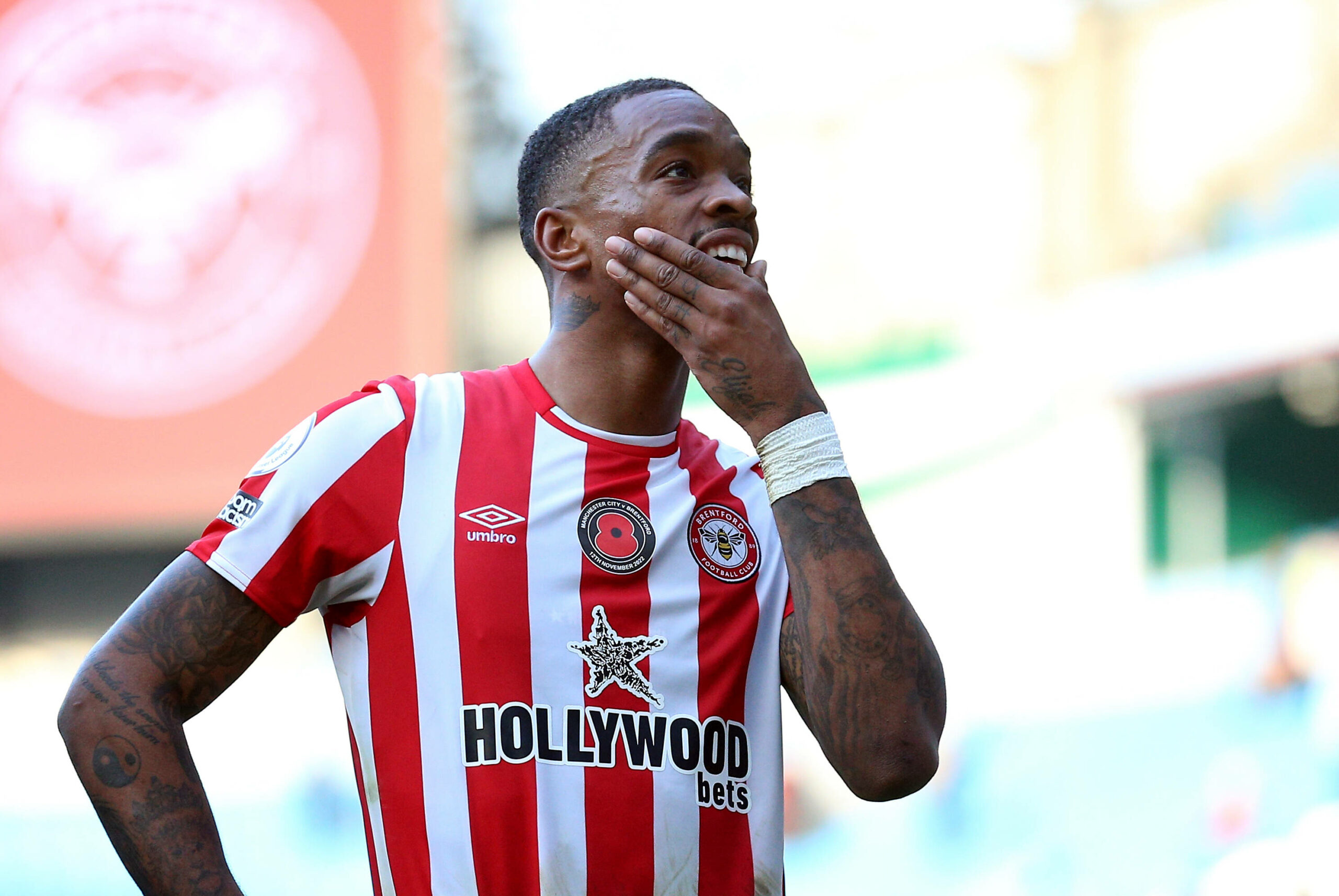 Ivan Toney hält sich verzweifelt die Hand vor sein Gesicht.