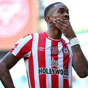 Ivan Toney hält sich verzweifelt die Hand vor sein Gesicht.