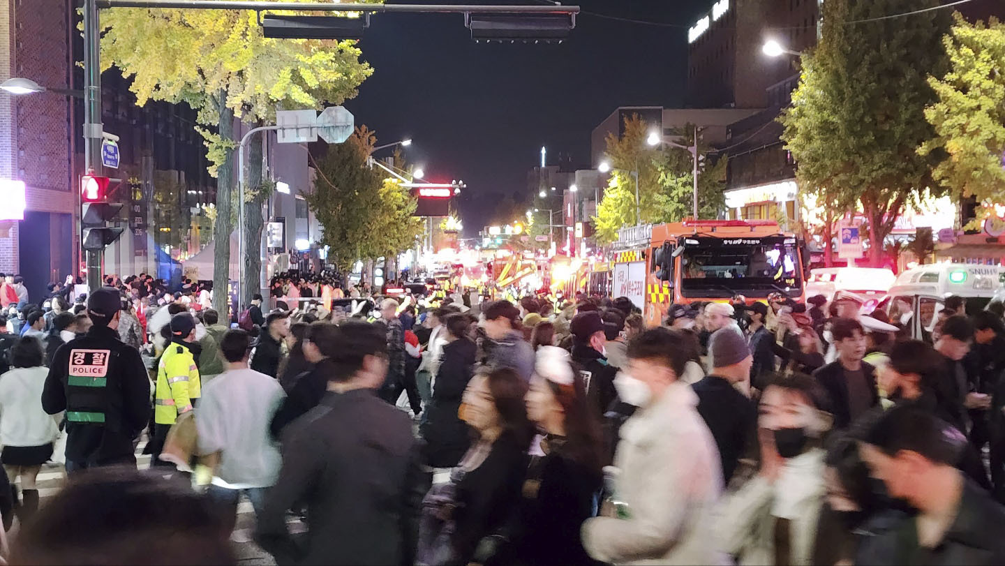 Das Foto, das in den frühen Morgenstunden des 30. Oktober 2022 aufgenommen wurde, zeigt eine mit Menschen überfüllte Straße in Seouls Itaewon, wo am Vorabend bei einer Massenpanik während der Halloween-Feierlichkeiten über 150 Menschen getötet worden sind.