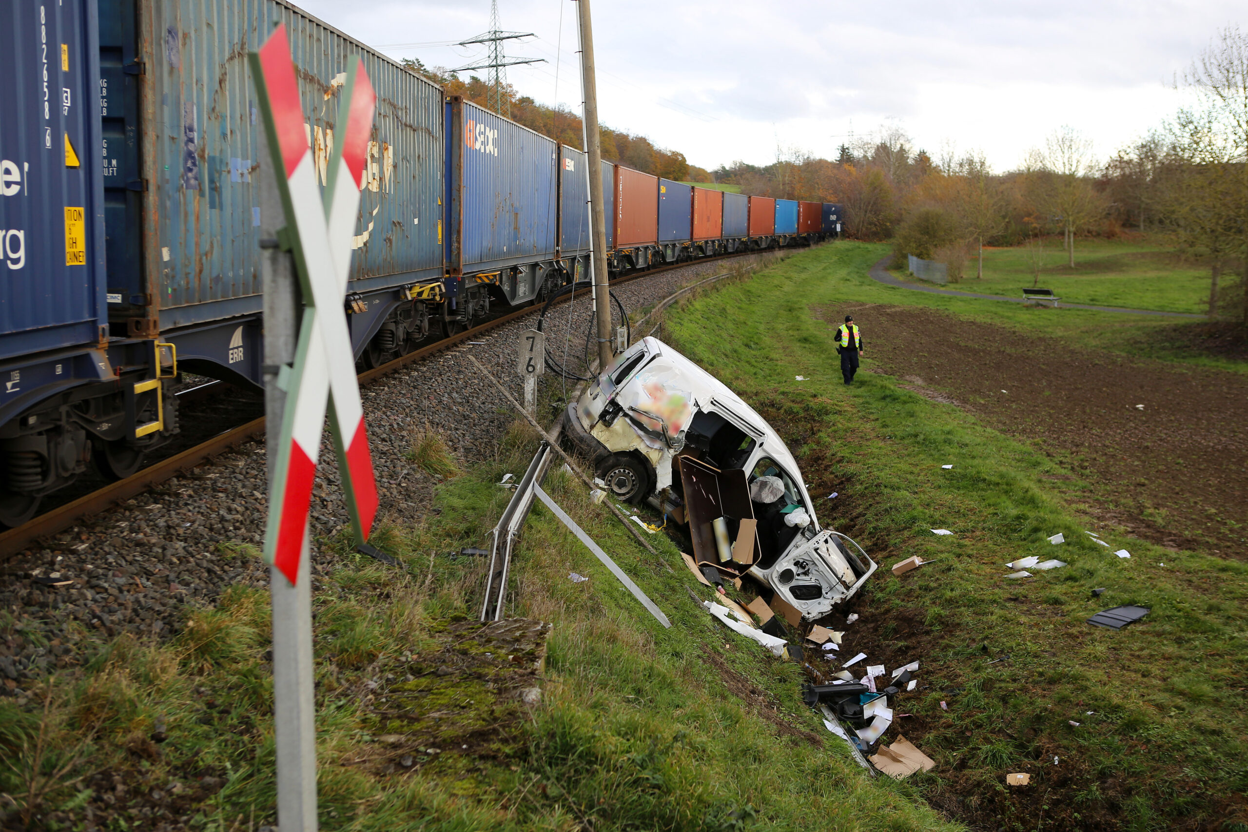 Der Güterzug erfasste das Auto an einem unbeschrankten Bahnübergang.