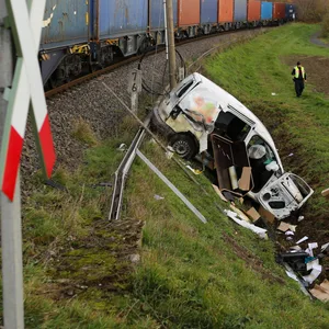 Der Güterzug erfasste das Auto an einem unbeschrankten Bahnübergang.