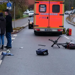 Autofahrerin erfasst Radfahrer und verletzt ihn schwer
