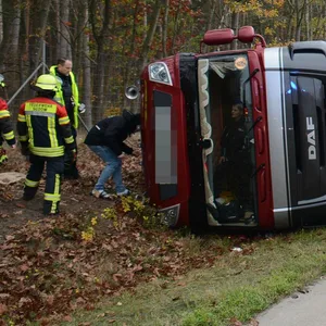 Unfall auf autobahn nahe Hamburg – Lkw kippt auf die seite