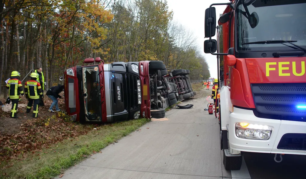 Unfall auf autobahn nahe Hamburg – Lkw kippt auf die seite