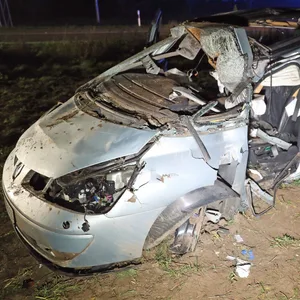 auto kracht in Bushaltestelle – Fahrer tot