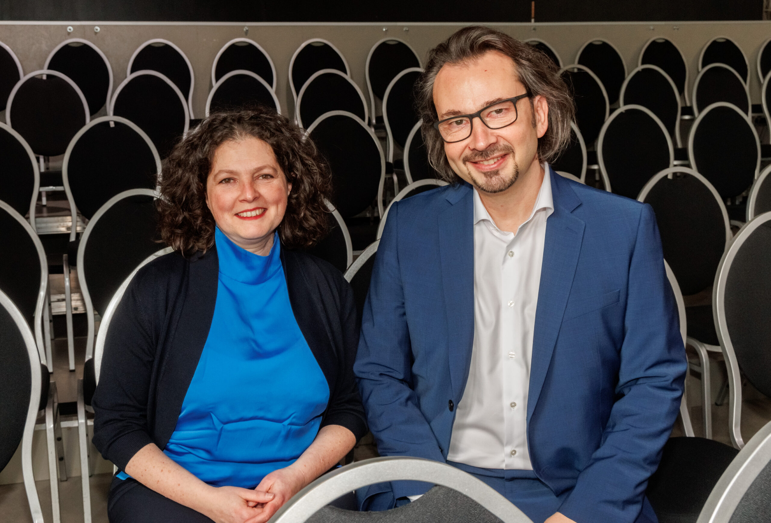 Links Sandra Kiefer, rechts Lars Ceglecki, sie sitzen auf Stühlen im Opernloft
