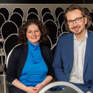 Links Sandra Kiefer, rechts Lars Ceglecki, sie sitzen auf Stühlen im Opernloft