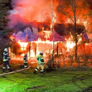 Ein Brand in einem Holzhaus mit Klavierwerkstatt hat in Hatten (Landkreis Oldenburg) ein ganzes Gebäude sowie zahlreiche Klaviere zerstört.