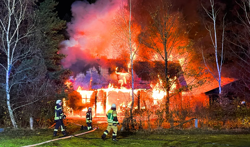 Ein Brand in einem Holzhaus mit Klavierwerkstatt hat in Hatten (Landkreis Oldenburg) ein ganzes Gebäude sowie zahlreiche Klaviere zerstört.