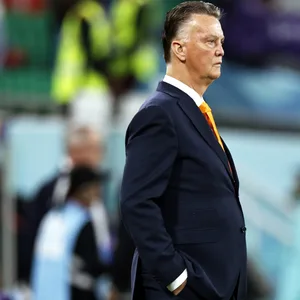 Louis van Gaal steht mit seinen Händen in der Hosentasche an der Seitenlinie.