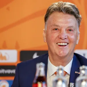 Van Gaal lacht bei der Pressekonferenz der niederländischen Nationalmannschaft