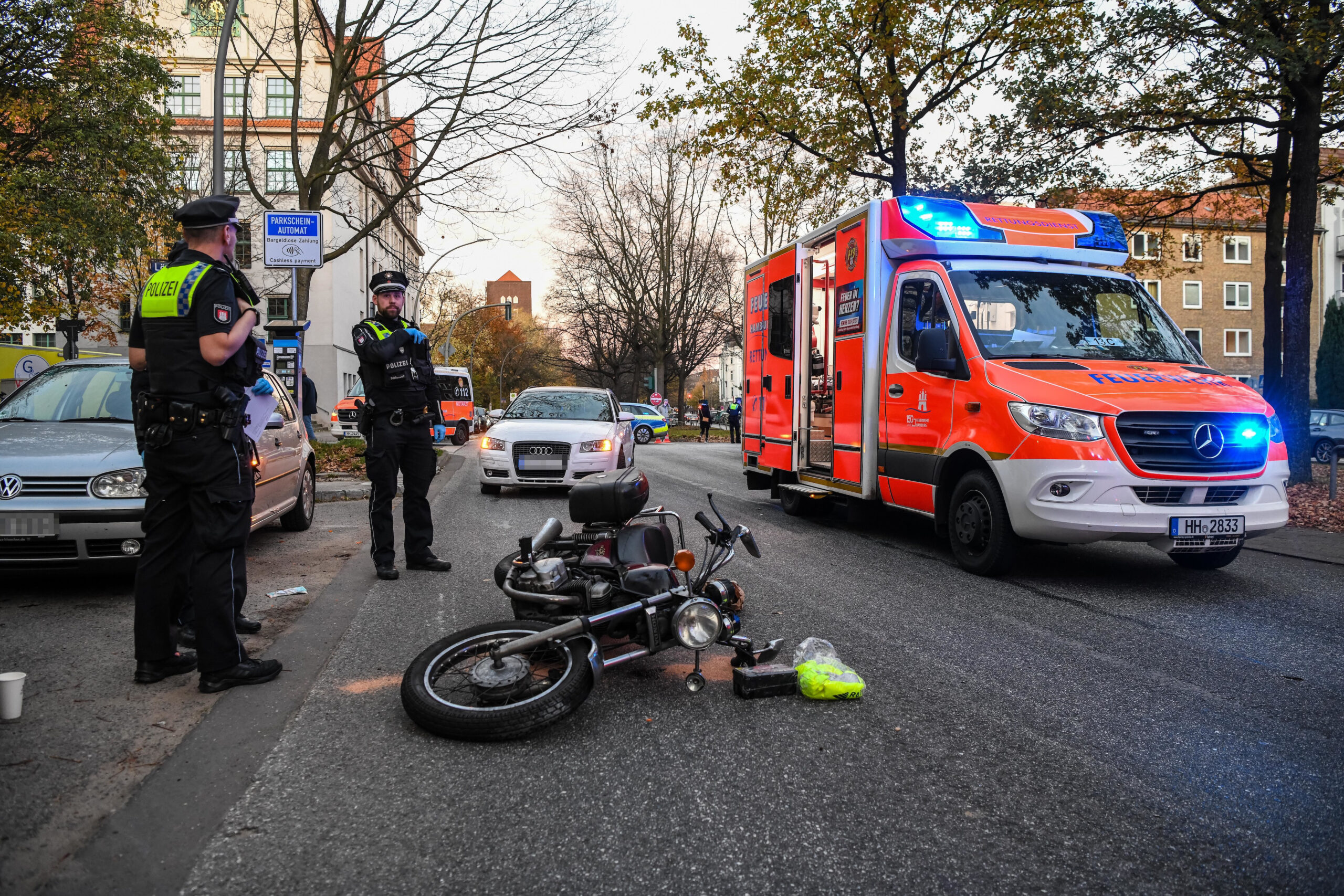 Am Samstagnachmittag kam es in Hoheluft-Ost zu einem schweren Verkehrsunfall – eine PKW-Fahrerin übersah vermutlich einen Motorradfahrer.