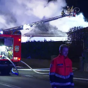 Dachstuhlbrand in Hamburg – lange Löscharbeiten