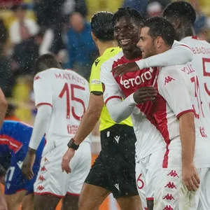 Kevin Volland jubelt mit Brei Embolo.