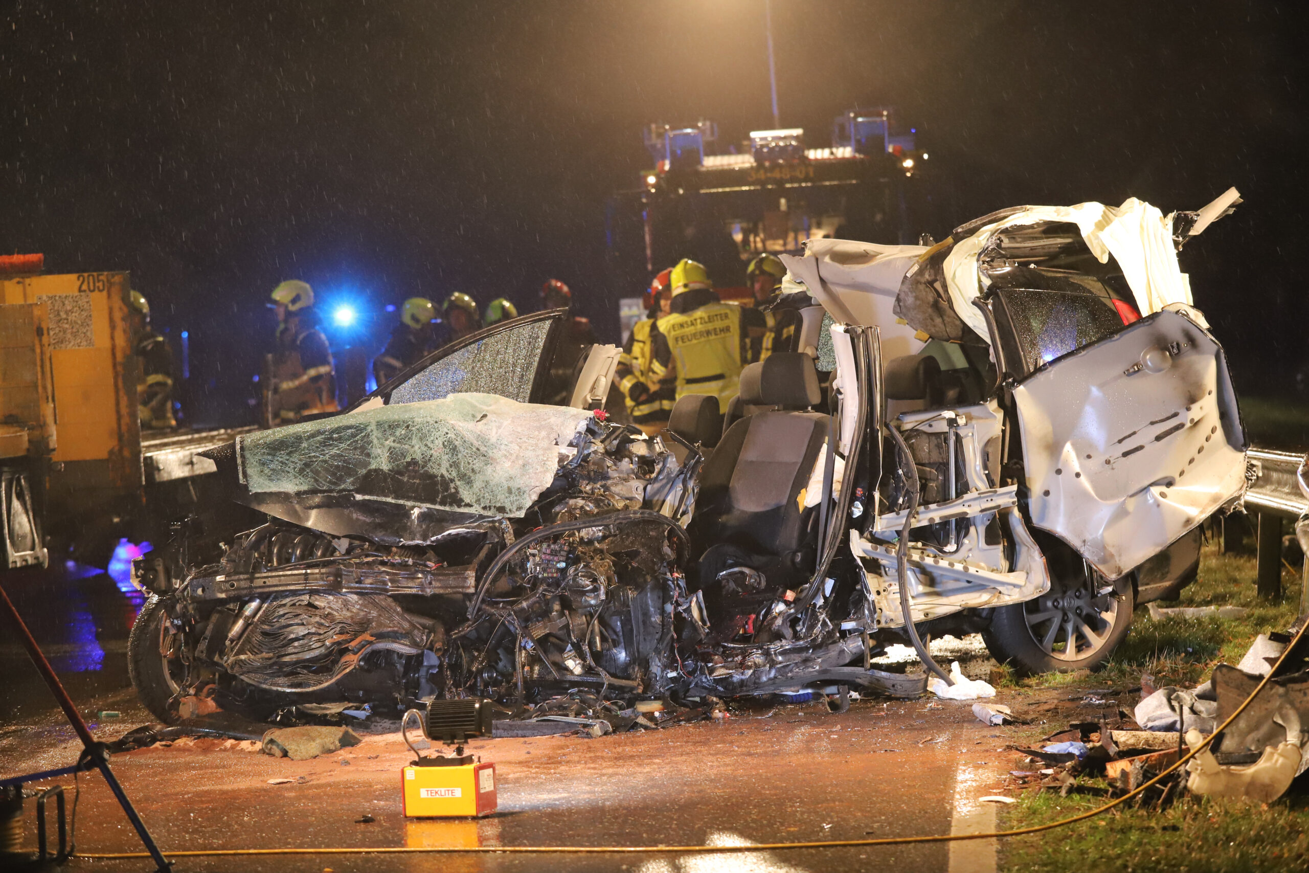 Der Mazda wurde bei dem Zusammenstoß auf der L103 in Pinneberg völlig zerstört.