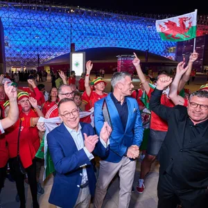 Wales-Fans feiern ihre Mannschaft.