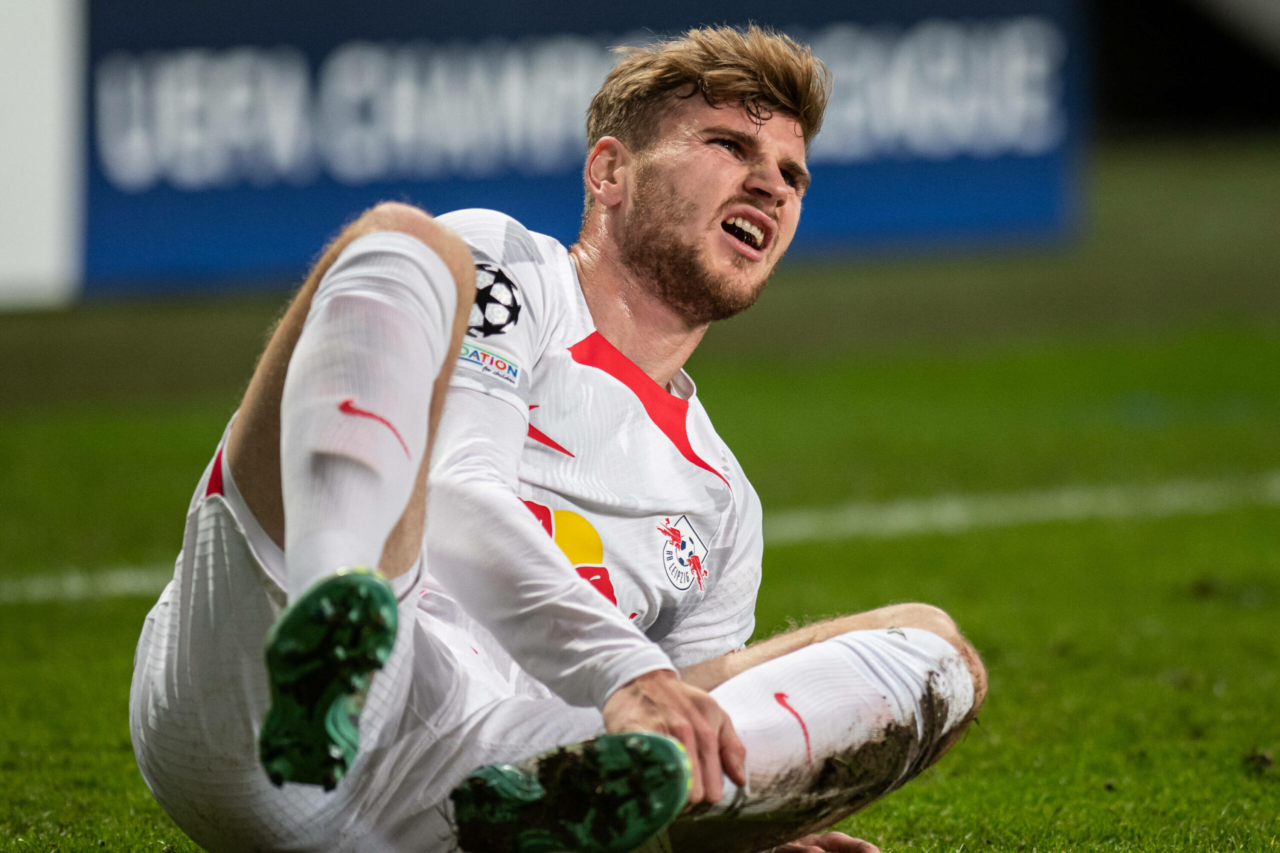 Timo Werner liegt verletzt am Boden.