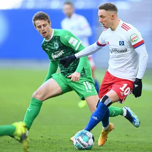 Sonny Kittel im Duell mit Fürths Sebastian Ernst