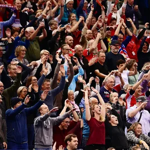 HSVH-Fans jubeln in der heimischen Halle