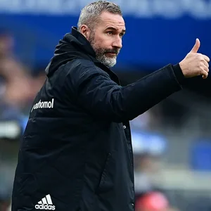 HSV-Trainer Tim Walter hebt den Daumen