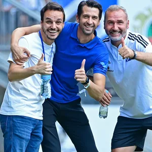 Daumen hoch: Trainer Tim Walter (rechts) und Vorstand Jonas Boldt (Mitte, neben HSV-Pressesprecher Philipp Langer) haben gute Chancen auf neue Verträge.