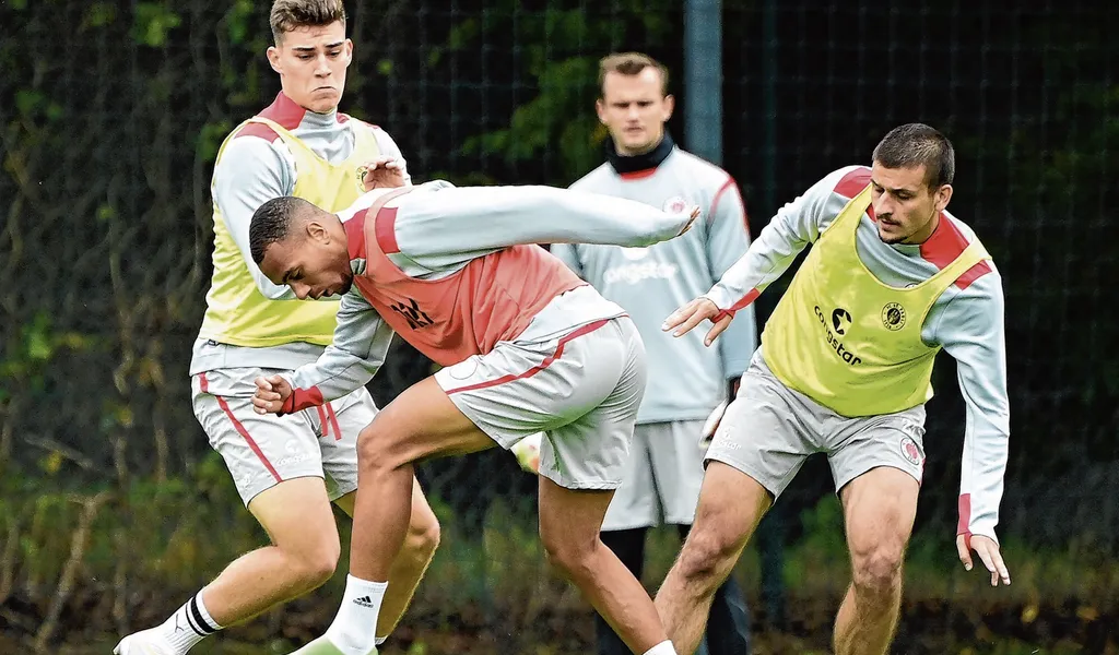 Marcel Beifus gegen Etienne Amenyido im Training von St. Pauli