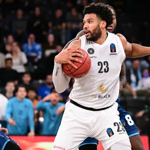 Towers-Spieler Yoeli Childs im Zweikampf