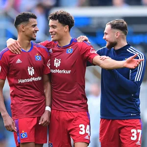 Die HSV-Profis Robert Glatzel, Jonas David und Valon Zumberi (v.l.)