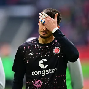 Ärgerte sich über seinen Fehler vorm entscheidenden Tor in Düsseldorf: St. Pauli-Torwart Nikola Vasilj