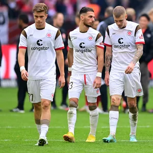 David Otto, Leart Paqarada, Eric Smith und Marcel Hartel lassen die Köpfe hängen