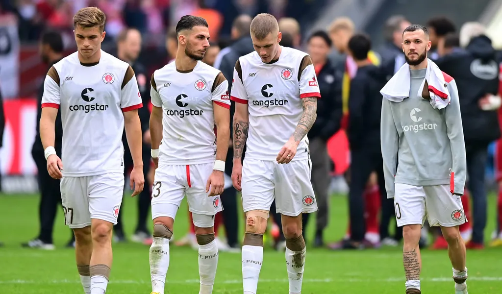 Die Spieler vom FC St.Pauli lassen nach der Niederlage gegen Düsseldorf die Köpfe hängen.