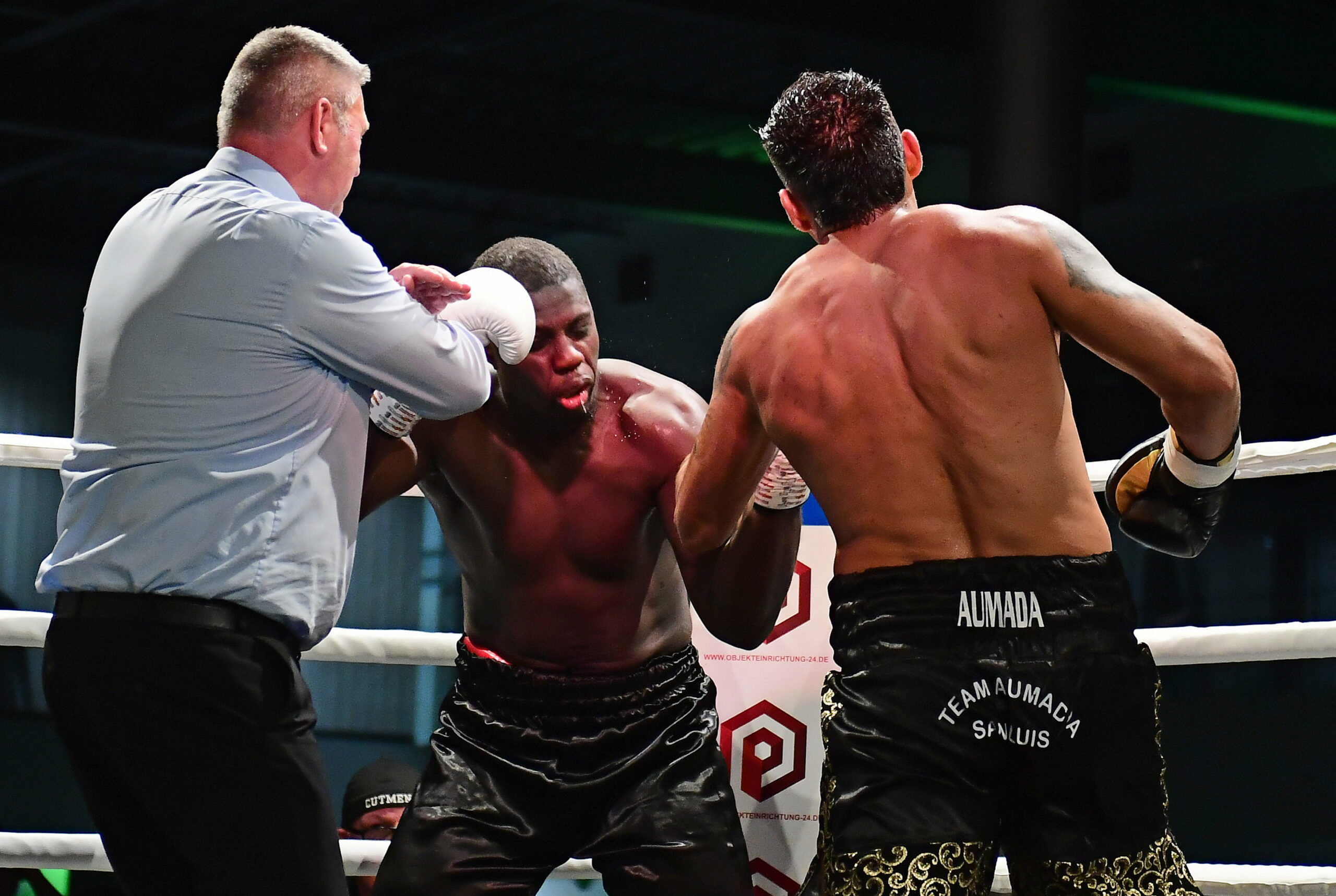 Der Hamburger Boxer Peter Kadiru kassiert schwere Treffer von Gegner Marcos Aumada